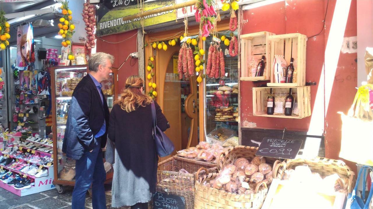 Mini Appartamento Al Chiostro Napoli Bagian luar foto