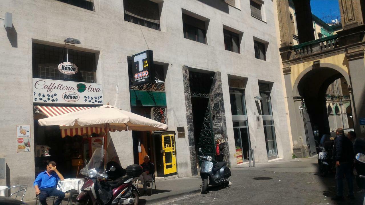 Mini Appartamento Al Chiostro Napoli Bagian luar foto