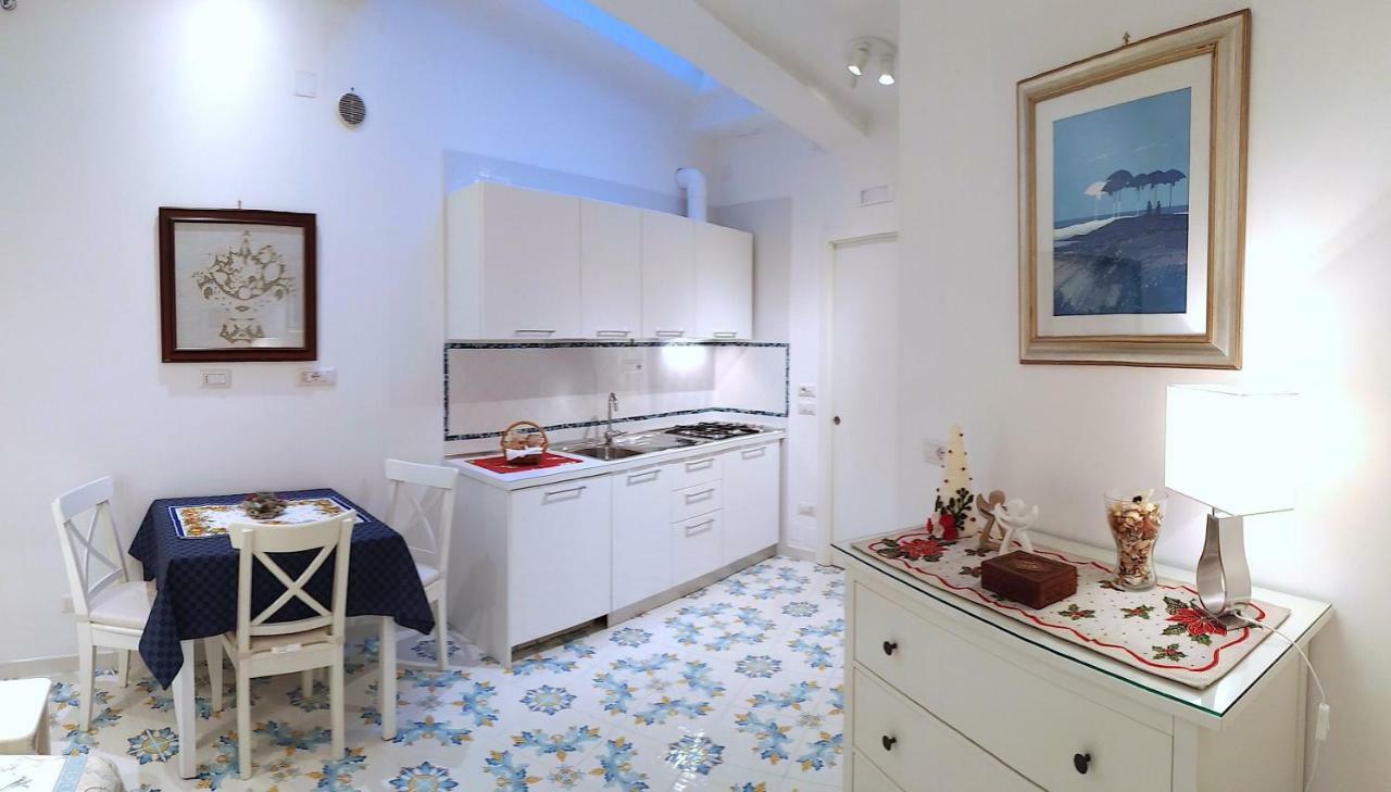 Mini Appartamento Al Chiostro Napoli Bagian luar foto