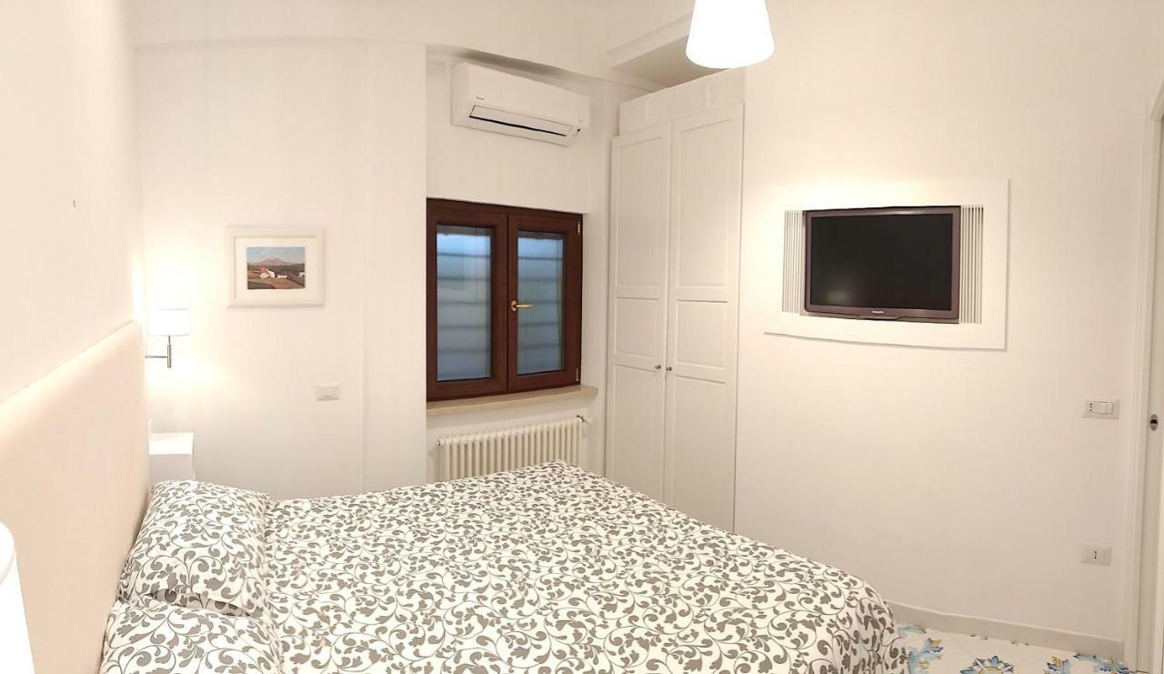 Mini Appartamento Al Chiostro Napoli Bagian luar foto