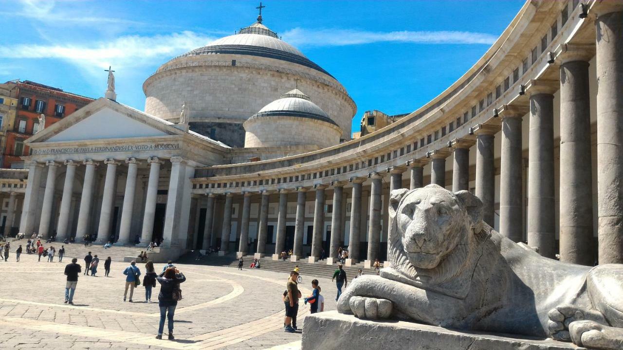 Mini Appartamento Al Chiostro Napoli Bagian luar foto